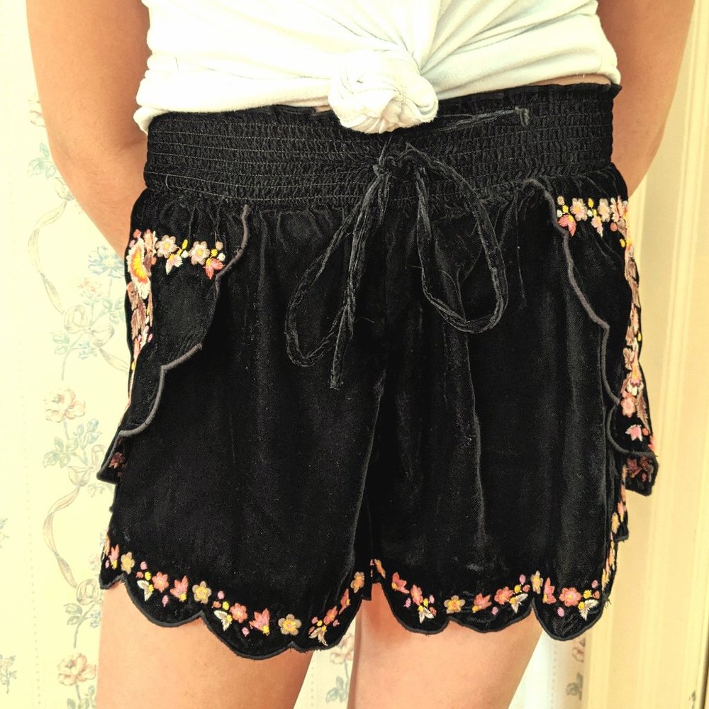 NWT-American Eagle Black Velvet Embroidered Shorts